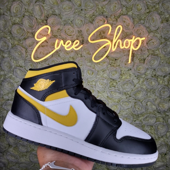 Jordan Retro 1 - Yellow Black White 🌼🌼🌼 - Picture 1 of 4
